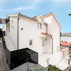 https://fratelli-apartments.hotels-in-trogir.com